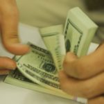 Após eleições na Argentina, dólar aproxima-se de R$ 4 Após eleições na Argentina, dólar aproxima-se de R$ 4