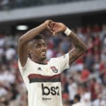 Após 45 anos, Flamengo vence o Athletico em Curitiba, quebra jejum no Brasileiro e segue na liderança Após 45 anos, Flamengo vence o Athletico em Curitiba, quebra jejum no Brasileiro e segue na liderança