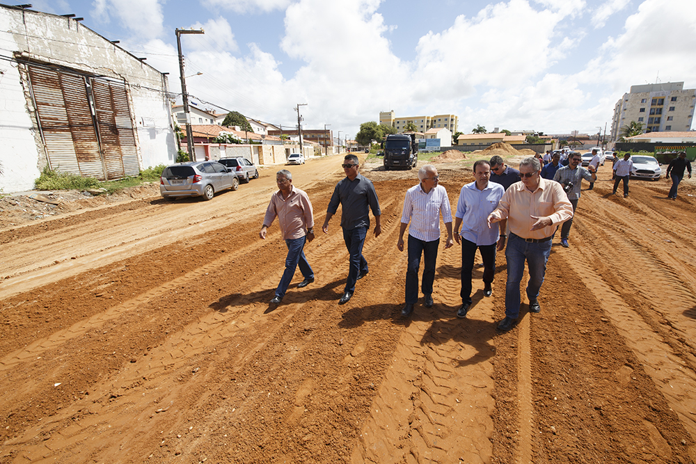 Edvaldo e André inspecionam andamento de obras em Aracaju