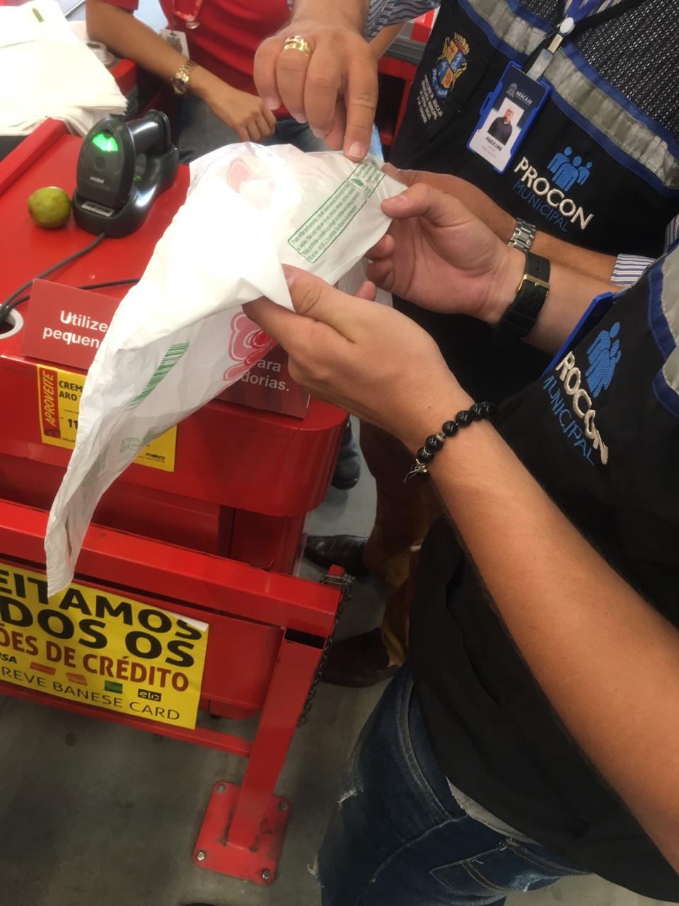 Fiscalização educativa informa sobre Lei que determina disponibilização de sacolas biodegradáveis