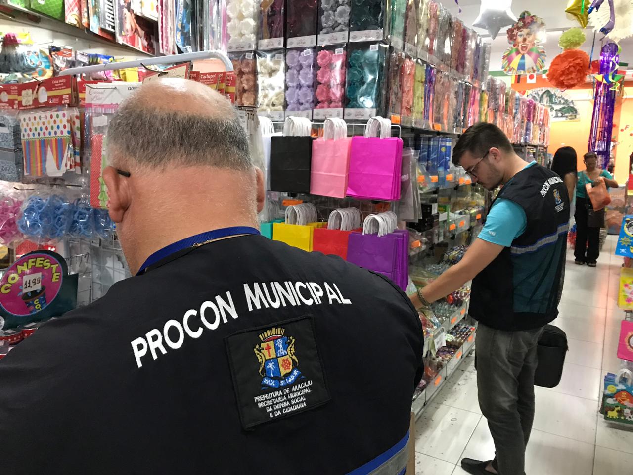 Procon Municicipal fiscaliza estabelecimentos que comercializam produtos carnavalescos