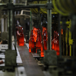 Funcionários comemoram a reabertura de Fábrica de vidros em Estância