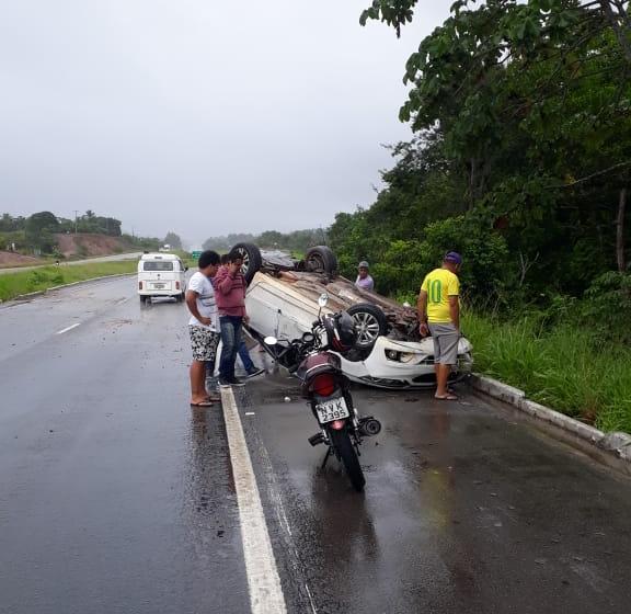 Veículo capota na BR-101 em São Cristóvão