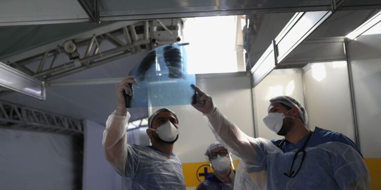 Covid-19: Brasil passa de 450 mil mortes