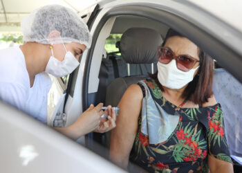 Aracaju inicia vacinação de profissionais da educação e do transporte público