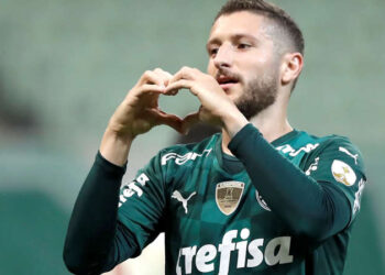 Palmeiras “martela” e tem goleada facilitada por expulsão que gerou diferentes opiniões nas redes sociais