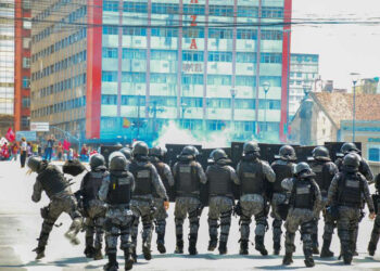 No Recife, manifestação contra Bolsonaro termina com tumulto e disparos de balas de borracha