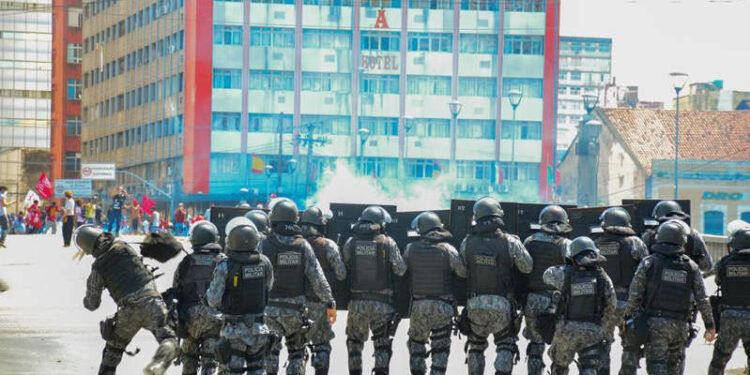No Recife, manifestação contra Bolsonaro termina com tumulto e disparos de balas de borracha