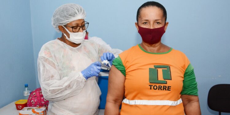 Prefeitura de Socorro inicia vacinação dos garis e margaridas contra a covid-19