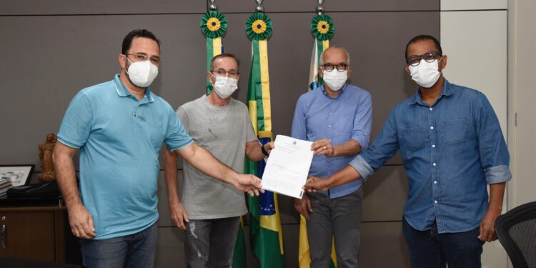 Prefeito Edvaldo entrega projeto da LDO para 2022 ao presidente da Câmara