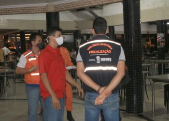 Estabelecimentos da Orla de Atalaia são fiscalizados pela Força-tarefa de Combate à Covid-19