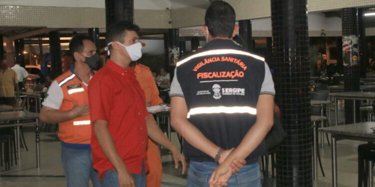 Estabelecimentos da Orla de Atalaia são fiscalizados pela Força-tarefa de Combate à Covid-19