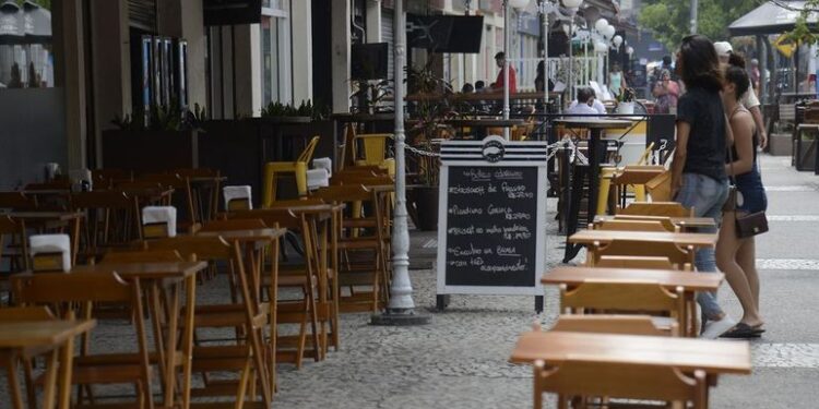 Setor de serviços concentra acordos em programa que reduz salários
