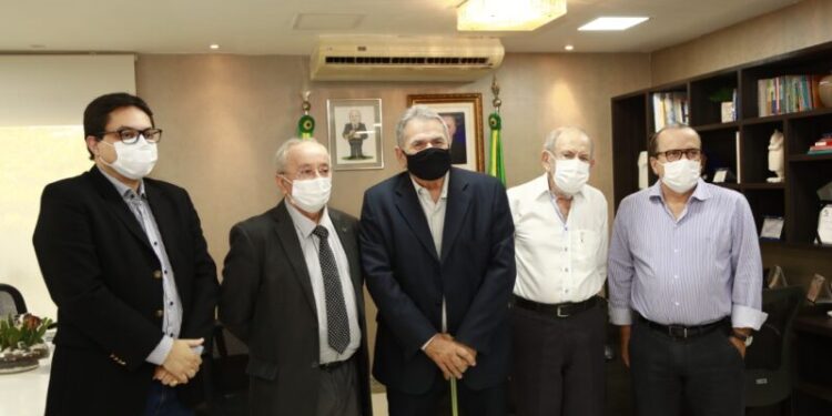 Luciano Bispo recebe conselheiro Carlos Alberto Sobral