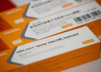 Baixa eficiência da Coronavac em estudo internacional começa a preocupar a Saúde