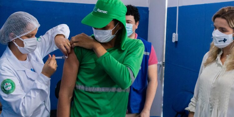 Prefeitura de Lagarto realiza vacinação dos Trabalhadores de Limpeza Urbana e Manejo de Resíduos Sólidos