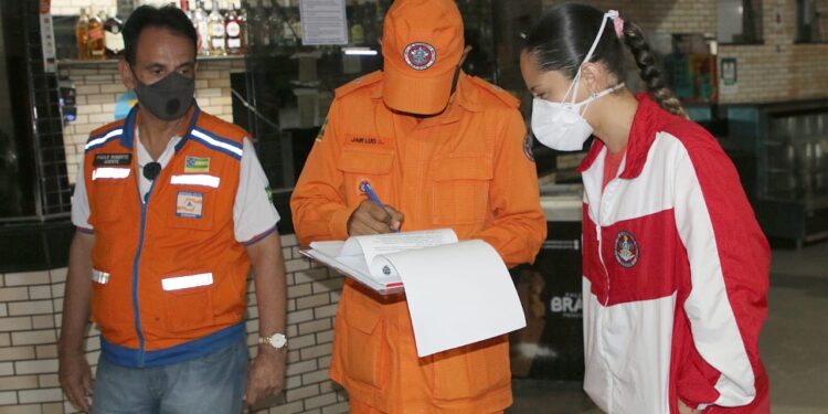 Força-tarefa apoia Vigilância Sanitária de Itabaiana no combate ao descumprimento do decreto governamental