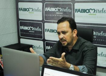 “Levar passageiros apenas sentados é impossível”, diz Fábio Meireles em audiência pública