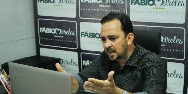 “Levar passageiros apenas sentados é impossível”, diz Fábio Meireles em audiência pública