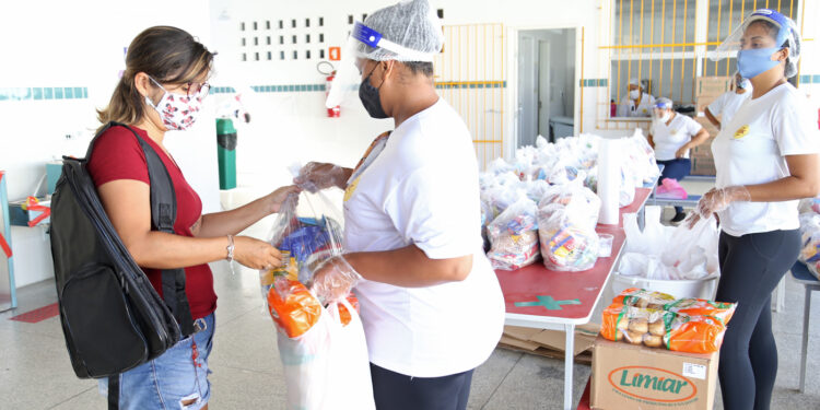 Prefeitura de Aracaju dá continuidade à entrega de kits de alimentação escolar