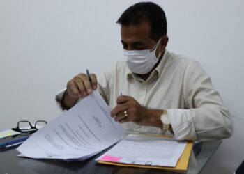 Prefeito Adailton Sousa assina ordens de serviços para ampliação de escola e revitalização de ruas