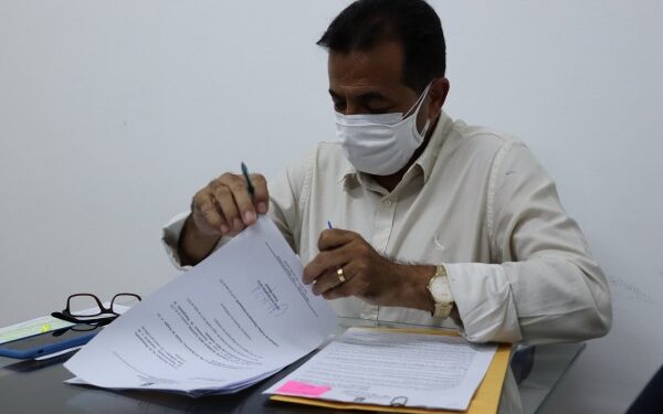 Prefeito Adailton Sousa assina ordens de serviços para ampliação de escola e revitalização de ruas