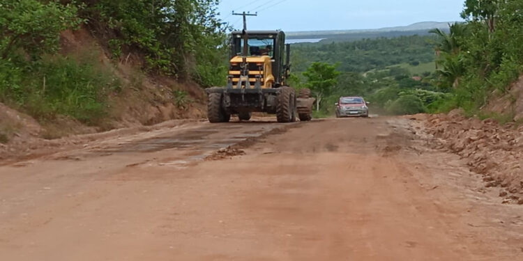 Prefeitura de São Cristóvão recupera estradas vicinais após fortes chuvas