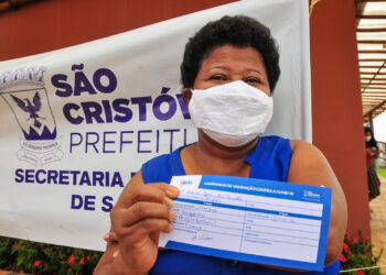 Professores e trabalhadores da educação recebem vacina contra a covid-19 em São Cristóvão