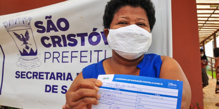Professores e trabalhadores da educação recebem vacina contra a covid-19 em São Cristóvão
