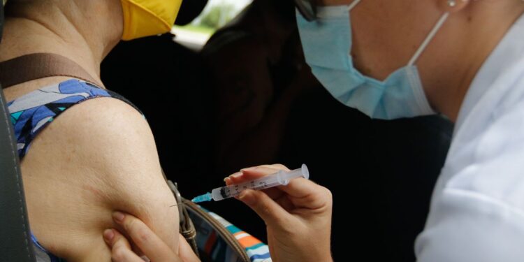 Brasil registra 16,4 milhões de casos e 459 mil mortes por covid-19