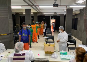 Com logística para evitar perdas de doses, Aracaju vacina profissionais da limpeza pública