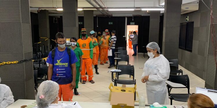 Com logística para evitar perdas de doses, Aracaju vacina profissionais da limpeza pública