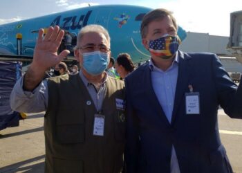 Lote com 3 milhões de doses da vacina da Janssen chega ao Brasil