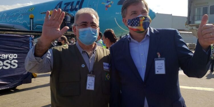 Lote com 3 milhões de doses da vacina da Janssen chega ao Brasil