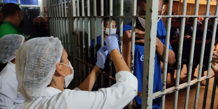 Sejuc conclui aplicação da primeira dose da vacina contra a Covid-19 no sistema prisional