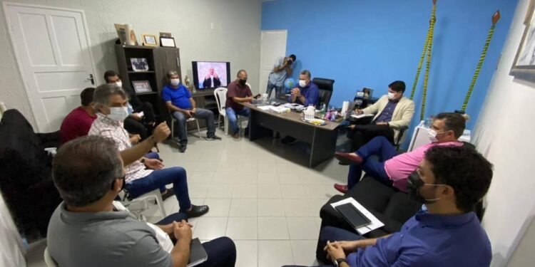 Prefeito Otavio Sobral se reúne com representante do Sintese para discutir grave dos professores em Itaporanga