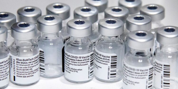 Covid-19: Saúde distribui 2,3 milhões de doses da vacina da Pfizer