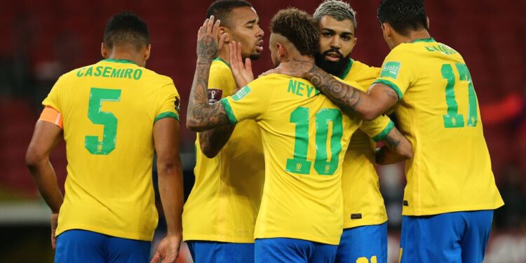 Brasil vence marcação do Equador e dispara na ponta das Eliminatórias