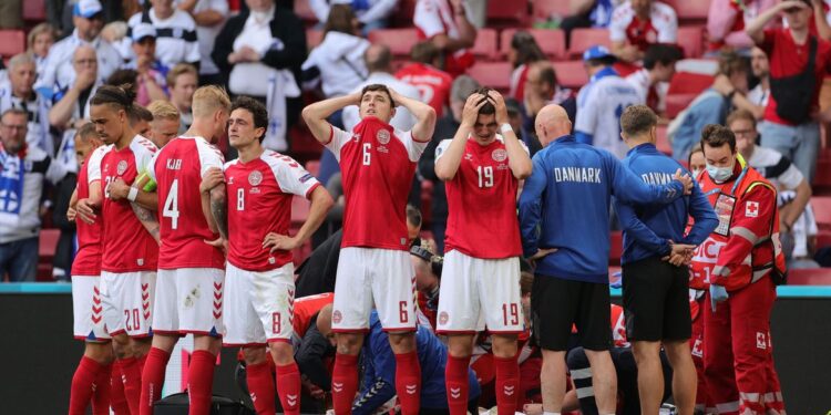 Federação pede mudanças de protocolos da Uefa após colapso de Eriksen