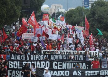 Manifestantes protestam contra Bolsonaro em várias cidades do país