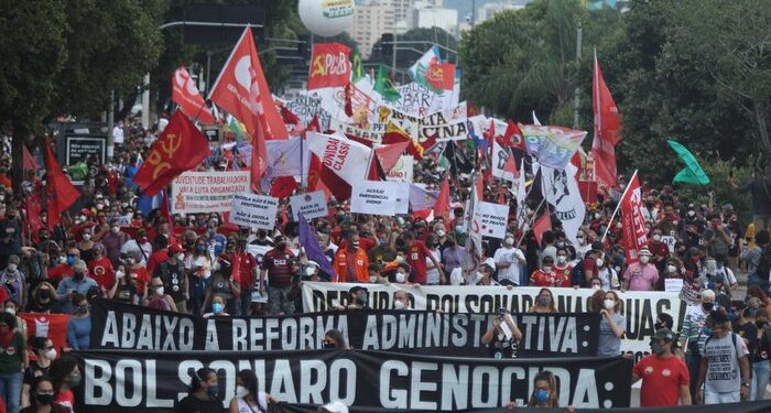 Manifestantes protestam contra Bolsonaro em várias cidades do país