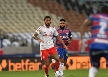 Fortaleza goleia Internacional e pula para a liderança do Brasileiro