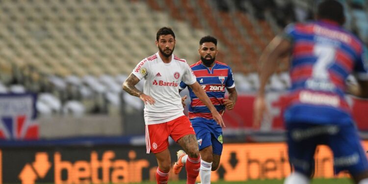 Fortaleza goleia Internacional e pula para a liderança do Brasileiro