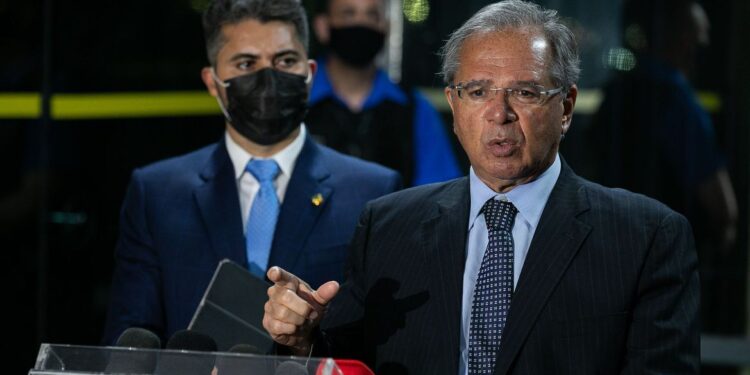 Guedes: auxílio será prorrogado por mais 2 meses e pode ser estendido