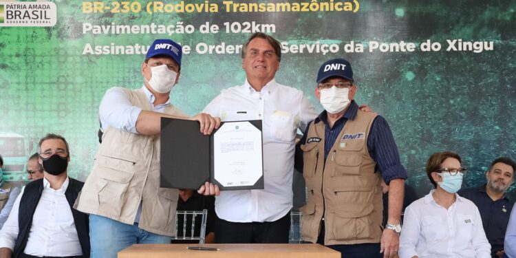 Bolsonaro inaugura 102 km de asfalto em trecho da Transamazônica