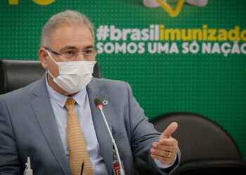 Avião com 1,5 milhão de doses da Janssen chega amanhã, diz ministro