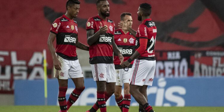 Na despedida de Gerson, Flamengo bate Fortaleza no Maracanã