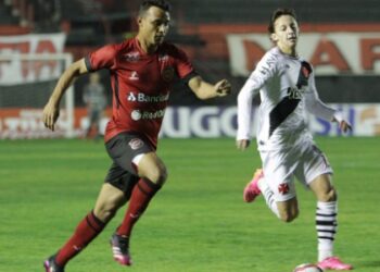 Contra o Brasil de Pelotas, Vasco novamente joga mal, mas vira e vence a primeira na Série B