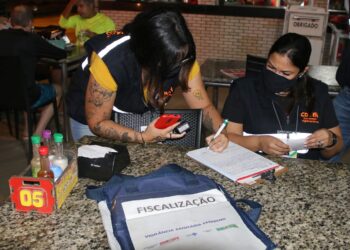 Bares e restaurantes da Orla recebem a fiscalização da Força-tarefa
