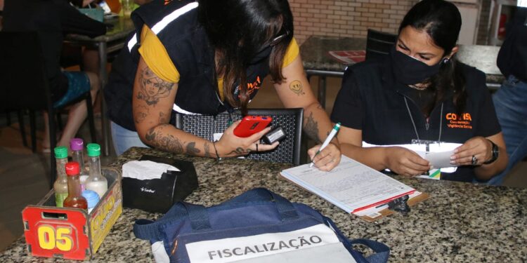 Bares e restaurantes da Orla recebem a fiscalização da Força-tarefa